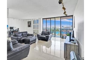 3675 COUNTRY CLUB DRIVE, MIAMI, FL 33180 - MLS#MFRFC313295