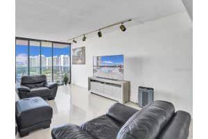 3675 COUNTRY CLUB DRIVE, MIAMI, FL 33180 - MLS#MFRFC313295