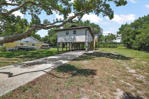 27613 LISA DR, TAVARES, FL 32778 Sold 07/11/22