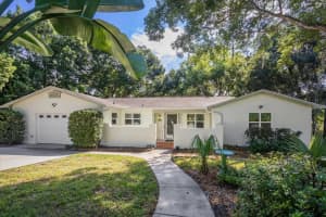 1526 CRESTVIEW DR, MOUNT DORA, FL 32757 Sold 11/04/22