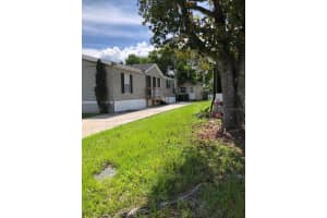 4 CAYMAN CIR, UMATILLA, FL 32784 Sold 10/28/22