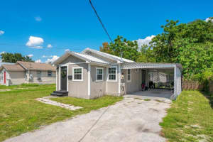 622 DISSTON AVENUE, TAVARES, FL 32778 Sold 04/28/25