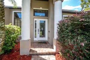 27637 LISA DR, TAVARES, FL 32778 Sold 08/29/25