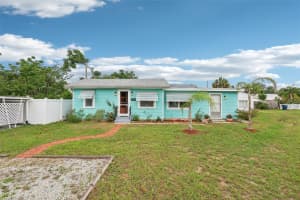 1301 NORTH AVENUE, TAVARES, FL 32778 - MLS#MFRG5096894