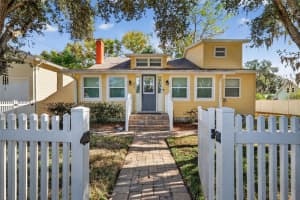 428 HILLCREST COURT, MOUNT DORA, FL 32757 - MLS#MFRG5106431