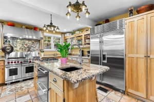 976 FAIRVIEW AVENUE, MOUNT DORA, FL 32757 - MLS#MFRG5109268