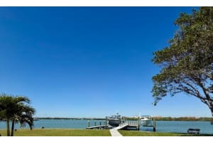 584 Crystal Dr, MADEIRA BEACH