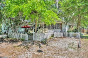 140 JOHNS STREET, MOUNT DORA, FL 32757 - MLS#MFRG5110232