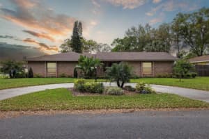 906 Crestview Dr Auburndale, FL 33823 - Off Market