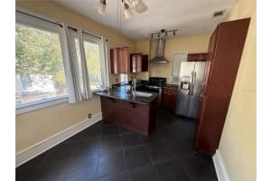 824 UNIVERSITY AVENUE, GAINESVILLE, FL 32601 - MLS#MFRGC538069