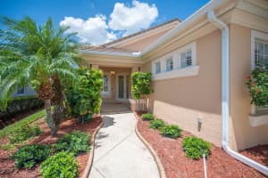 2425 LAUREL GLEN DRIVE, LAKELAND, FL 33803 - MLS#MFRL4953137