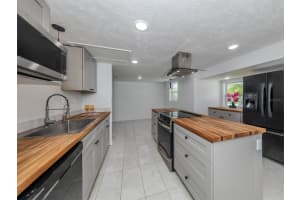 1121 GULF COAST BOULEVARD, VENICE, FL 34285 Sold 02/28/25