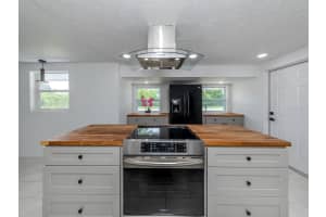 1121 GULF COAST BOULEVARD, VENICE, FL 34285 Sold 02/28/25