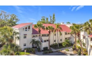758 VILLAGE CIRCLE, VENICE, FL 34292 Sold 02/27/25