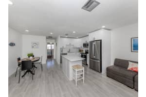 525 MANATEE COURT, VENICE, FL 34285 Sold 08/19/25
