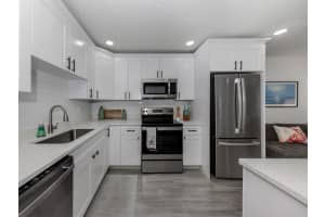525 MANATEE COURT, VENICE, FL 34285 Sold 08/19/25