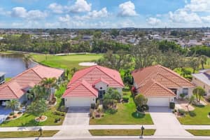 446 Pinewood Lake Dr, VENICE