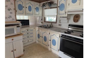 610 GLORIOSA DRIVE, VENICE, FL 34293 Sold 10/31/25