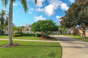 3732 BAYSHORE CIR, TAVARES, FL 32778 Sold 03/31/23