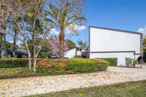 8929 CRICHTON WOOD COURT, ORLANDO, FL 32819 Sold 03/22/23