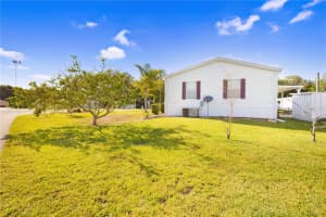 1532 LAKEVIEW DRIVE, TAVARES, FL 32778 Sold 02/14/25