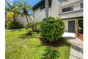 1052 Longfellow Cir, SARASOTA