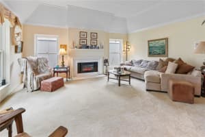 6058 JAMESTOWN PARK, ORLANDO, FL 32819 Sold 05/07/25