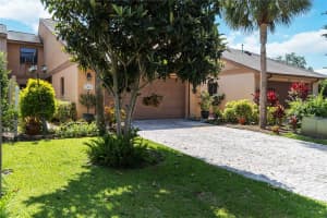 1085 ISLAND WAY, LEESBURG, FL 34748 - MLS#MFRO6309805