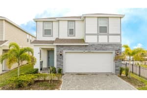 1907 Summer Dr, DAVENPORT