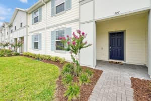 927 Paradise Dr, DAVENPORT
