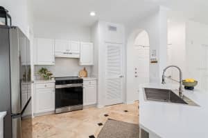 860 ORANGE AVENUE, ORLANDO, FL 32801 - MLS#MFRO6338701