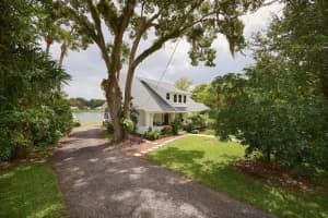 261 LAKEVIEW DRIVE, LAKE HELEN, FL 32744 - MLS#MFRO6345125