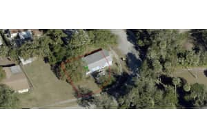 121 Valencia Dr, EDGEWATER