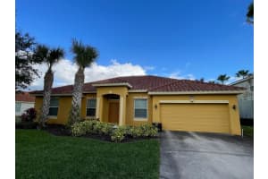 4052 Oaktree Dr, DAVENPORT