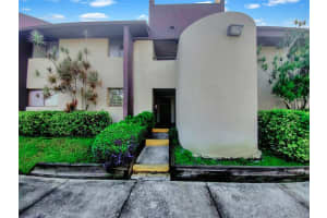 705 S Village Dr N #205, ST PETERSBURG