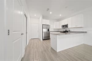 462 LAKE SHORE PARKWAY, DAVENPORT, FL 33896 - MLS#MFRO6383790