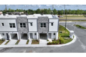 608 Trikomo Dr, DAVENPORT