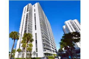 20505 COUNTRY CLUB DRIVE, MIAMI, FL 33180 - MLS#MFRO6385968