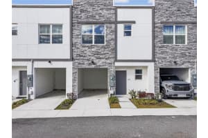 612 Trikomo Dr, DAVENPORT