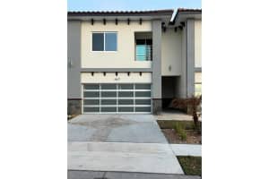 1807 Brentwood Ct, DAVENPORT