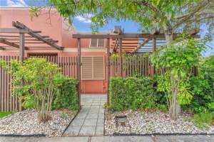 1490 Laguna Ln, PEMBROKE PINES