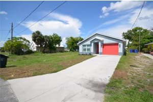 2225 CARVER AVENUE, FORT MYERS, FL 33916 - MLS#MFRO6401818