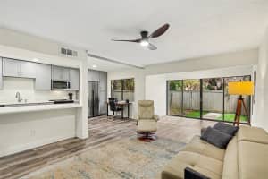 109 Crown Oaks Way #109, LONGWOOD