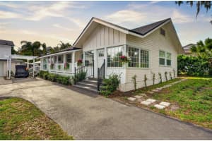 1099 GROVE AVENUE, MOUNT DORA, FL 32757 - MLS#MFRO6411345
