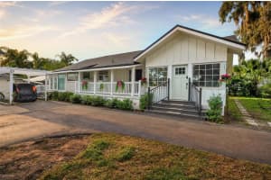1099 GROVE AVENUE, MOUNT DORA, FL 32757 - MLS#MFRO6411345