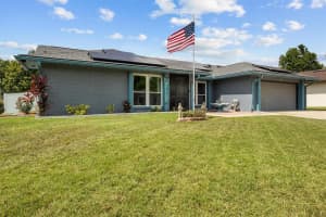 704 Butternut Pl Lakeland, FL 33813 - Off Market