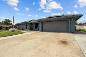 704 Butternut Pl Lakeland, FL 33813 - Off Market