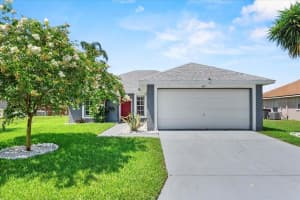 419 Wellesly Dr, DAVENPORT