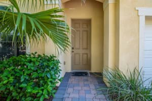 553 Lake Davenport Cir, Davenport, FL 33837, Sold 04/17/23