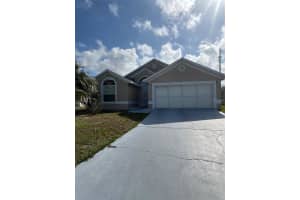 230 Halstead Dr, DAVENPORT